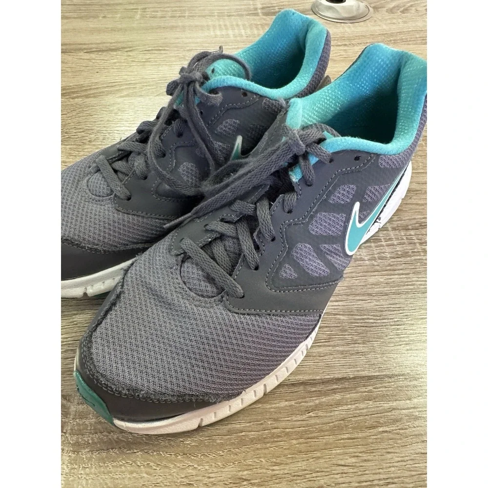 Nike Womens Downshifters Gray and Teal Size 10 Good Condition SB22